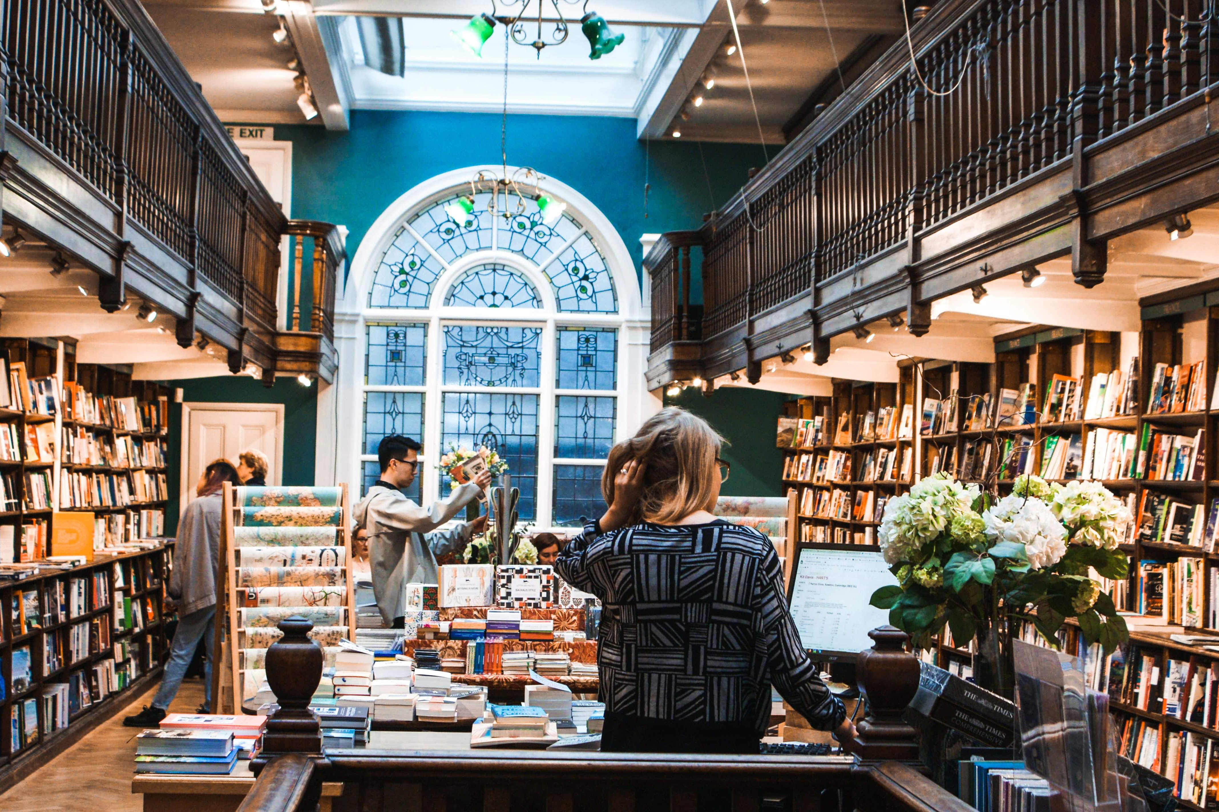 Bookshop. Книжные магазины Нью-Йорка. Книжный магазин арт. Книжная Лавка книга. Книжный магазин шопинг.