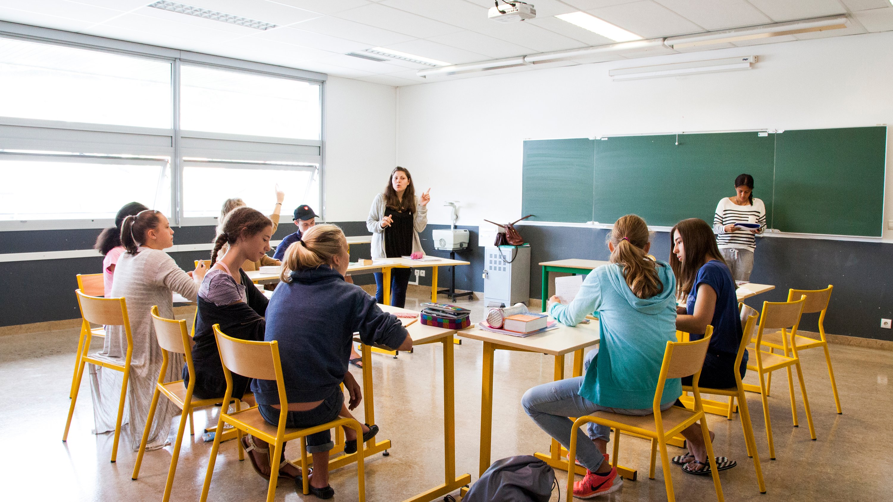 Учитель французского. Alpadia language Schools Биарриц. Классы во французских школах фото. Alpadia language Schools Лион. Французская школа для взрослых во Франции.