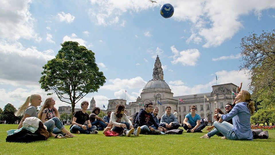 Лето в британии. Английская Академия. Celtic English Academy. School of English in Cardiff. Картинка любовь к английской Академии.